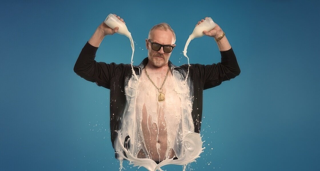 Greg Davies Liput esittävään taiteeseen