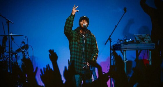 6LACK opptrer live på Carlswerk Victoria i Köln