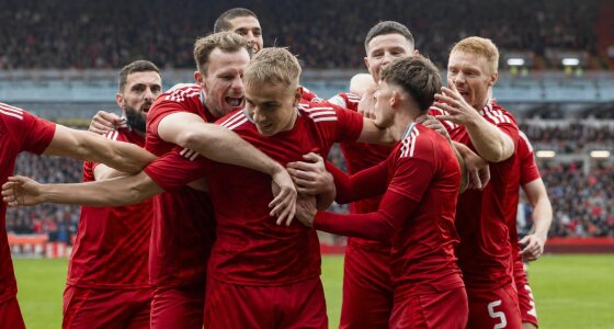 Aberdeen'deki Pittodrie Stadyumu'nda Aberdeen FC ve Hibernian FC arasındaki futbol maçı