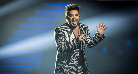 Adam Lambert treedt live op in The Roundhouse in Londen