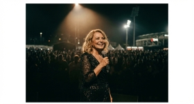 Ajda Pekkan duke performuar live në stadiumin Tüpraş në Stamboll