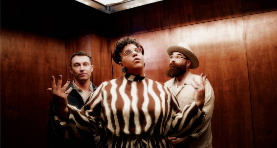 Leeds Millennium Square'de sahne alan Alabama Shakes konseri