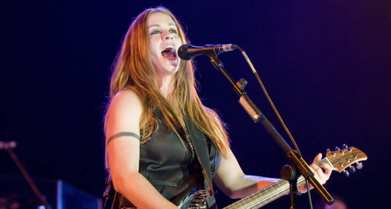 Alanis Morissette koncertuoja Scarborough Open Air Theatre arenoje, Scarborough mieste