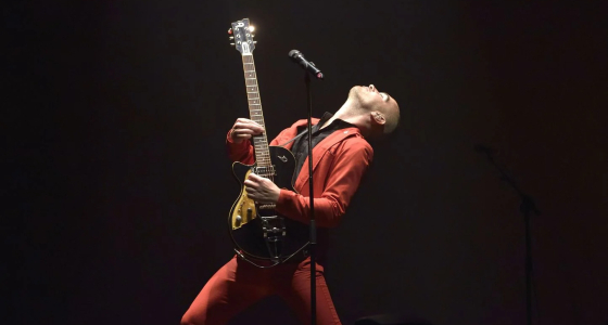 Aldebert in concerto sul palco del Forest National a Bruxelles