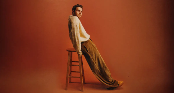 Alex Warren podczas występu na żywo na scenie RAC Arena w Perth