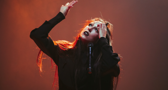Allie X'in Londra'daki KOKO mekanında gerçekleştirdiği canlı performans