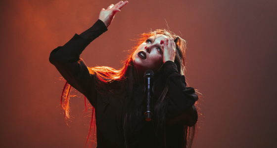 Allie X, Manchester'daki Gullivers Manchester sahnesinde canlı performans sergiliyor
