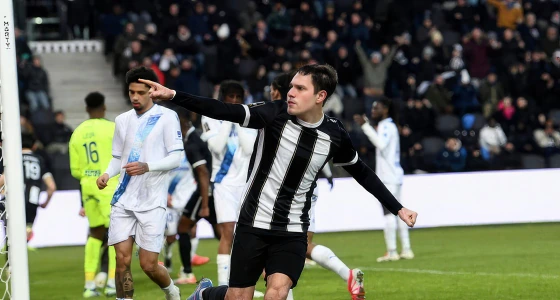 Nogometna tekma med Angers SCO in Paris na stadionu Stade Raymond Kopa v Angersu