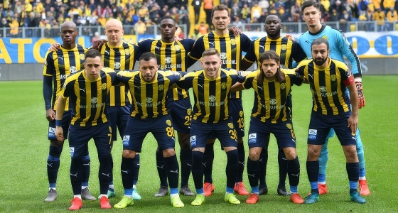 Fodboldkamp mellem Ankaragücü og Umraniyespor på Eryaman Stadyumu i Ankara