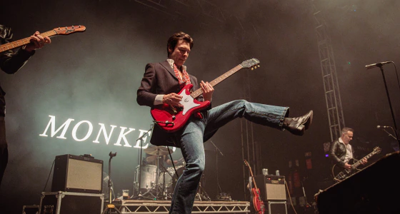 Antarctic Monkeys koma fram á tónleikum í O2 Academy Leicester í Leicester