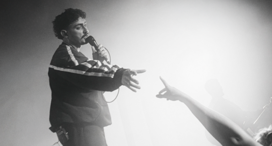 แอนโทนี ชมิเร็ก แสดงสดที่ O2 Forum Kentish Town ในลอนดอน