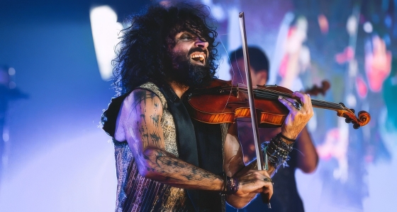 Ara Malikian actuando en directo en los Jardins Palau Reial Pedralbes de Barcelona