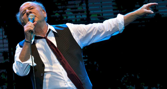 Art Garfunkel en concert sur la scène du Wolverhampton Civic Hall à Wolverhampton