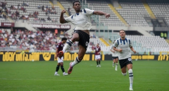 Trận bóng đá giữa Atalanta BC và ACF Fiorentina tại sân vận động Gewiss ở Bergamo