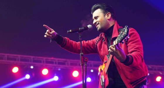 Atif Aslam по време на концерт на живо в Manchester AO Arena в Манчестър