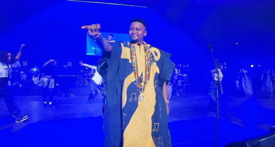 Azaya bei einem Live-Auftritt auf der Bühne des Forest National in Brüssel