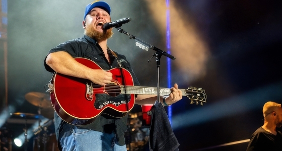 Luke Combs en concert lors de The Beautiful Crazy Collection à l'ICC Wales de Newport