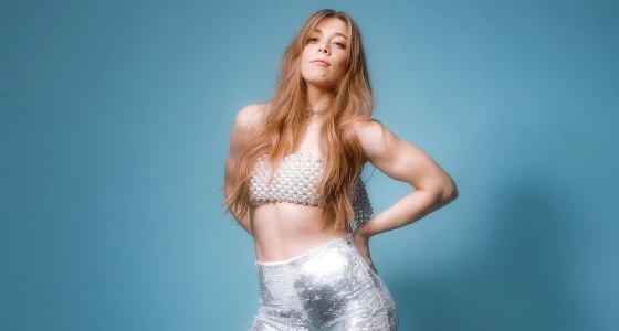 Becky Hill en concert sur scène au Ludlow Castle à Ludlow