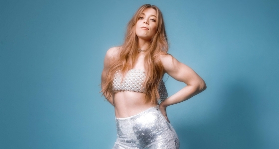 Becky Hill esiintymässä livenä York Racecourse -areenalla Yorkissa