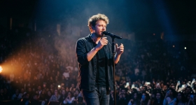 Ben Böhmer duke performuar live në Volkswagen Arena në Stamboll