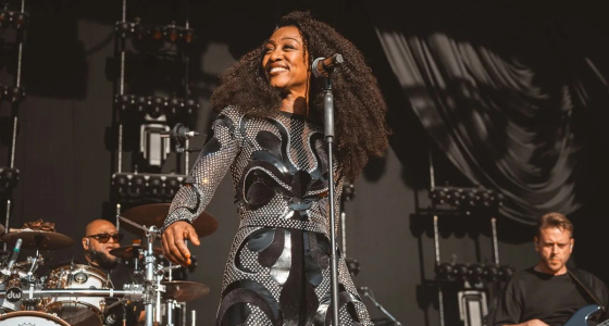 Beverley Knight in concerto sul palco dell'Eventim Apollo a Londra