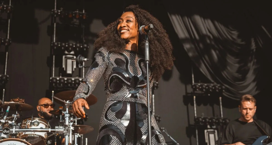 Beverley Knight en concert sur la scène de l'Eventim Apollo à Londres