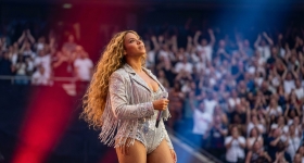 Beyoncé cântând în cadrul turneului Cowboy Carter pe stadionul Tottenham Hotspur din Londra