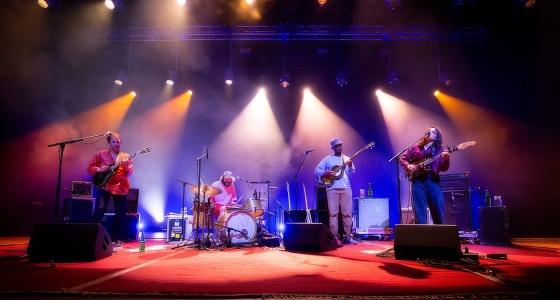 Big Thief esinemas live-kontserdiga Antwerps Sportpaleis'is Antwerpenis
