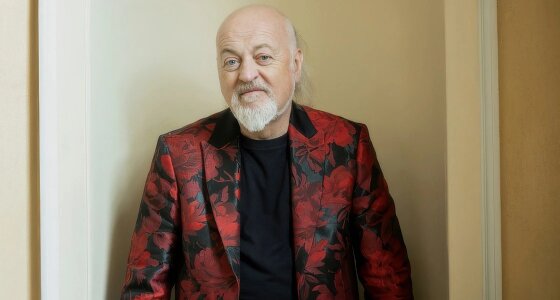 Bill Bailey duke performuar live në First Direct Arena në Leeds