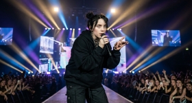 Billie Eilish si esibisce dal vivo sul palco dello Ziggo Dome ad Amsterdam