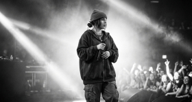 Billie Eilish tampil langsung di panggung Palau Sant Jordi di Barcelona