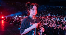 Billie Eilish actuando en directo en el Palau Sant Jordi de Barcelona
