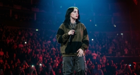 Billie Eilish en concert sur la scène de l'O2 Arena à Londres