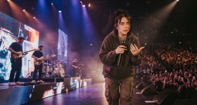 בילי אייליש בהופעה חיה באקור הוטלס ארנה בפריז