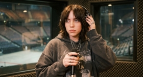 בילי אייליש בהופעה חיה באקור הוטלס ארנה בפריז