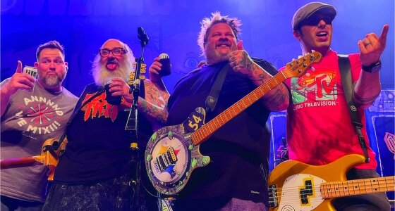 Bowling For Soup och Frank Turner & The Sleeping Souls uppträder på Lincoln Drill Hall i Lincoln