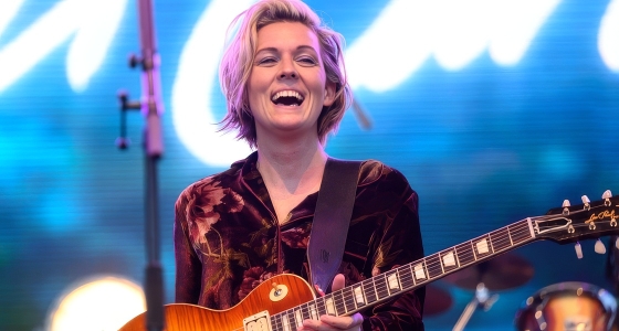 Brandi Carlile actuando en directo en el escenario del Co-op Live en Manchester