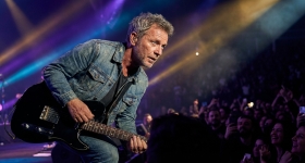 Bryan Adams duke performuar live në Ülker Spor ve Etkinlik Salonu në Stamboll