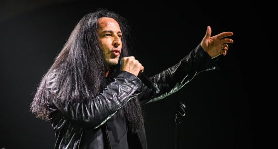 Komediani Bülent Ceylan duke performuar në skenën e Admiralspalast në Berlin
