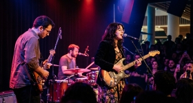 Grupi Buyuk Ev Ablukada duke performuar live në Zorlu Center Performans Sanatları Merkezi në Stamboll