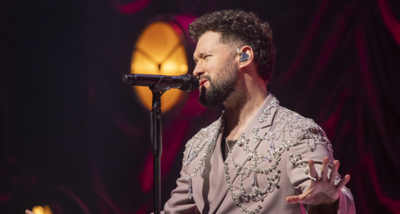 Calum Scott uppträder live på Max-Schmeling-Halle i Berlin
