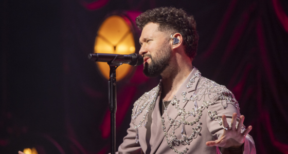 Calum Scott vystupuje naživo v Quarterback Immobilien Arena v Lipsku