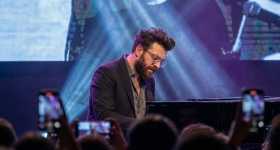 Chet Faker duke performuar live në Zorlu Center Performans Sanatları Merkezi në Stamboll