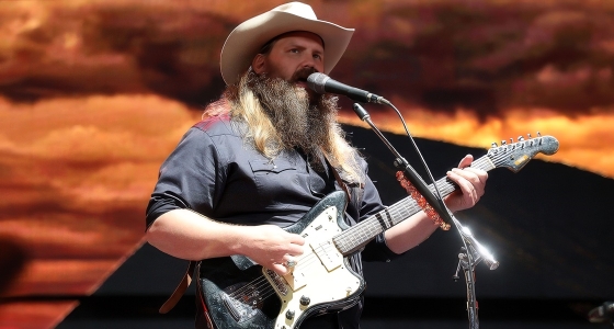 Chris Stapleton duke performuar live në stadiumin Ford Field në Detroit