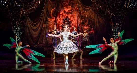 Cirque du Soleil actuando en el Ülker Sports and Event Hall de Estambul