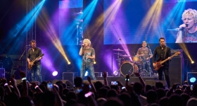 Οι Coldplay ερμηνεύουν ζωντανά στο στάδιο Zayed Sports City στο Άμπου Ντάμπι