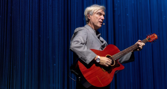 David Byrne si esibisce dal vivo sul palco dell'Edinburgh Playhouse a Edimburgo