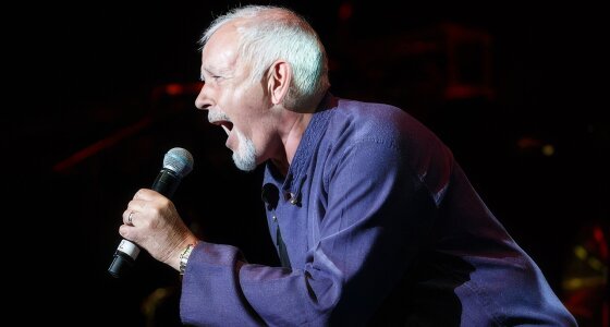 David Essex en concert sur la scène de l'Ipswich Regent Theatre à Ipswich