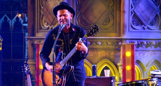 David Ford, Londra'daki St Matthias Kilisesi'nde canlı performans sergiliyor