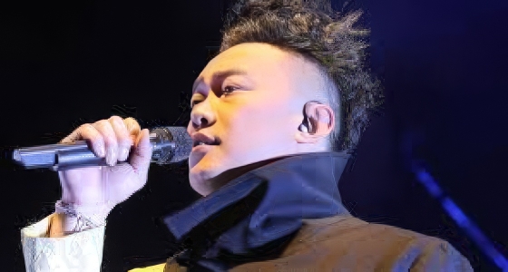 Eason Chan en concert sur la scène de The O2 Arena à Londres